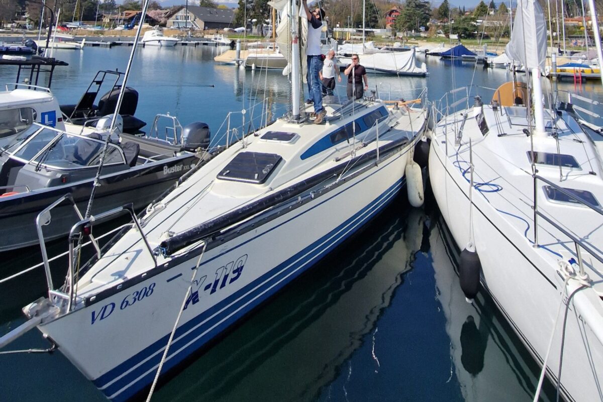 Équipement nautique et préparation du Kanaloa au CNC, club de voile entre Coppet et Rolle.