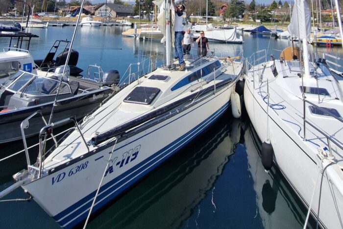 Équipement nautique et préparation du Kanaloa au CNC, club de voile entre Coppet et Rolle.