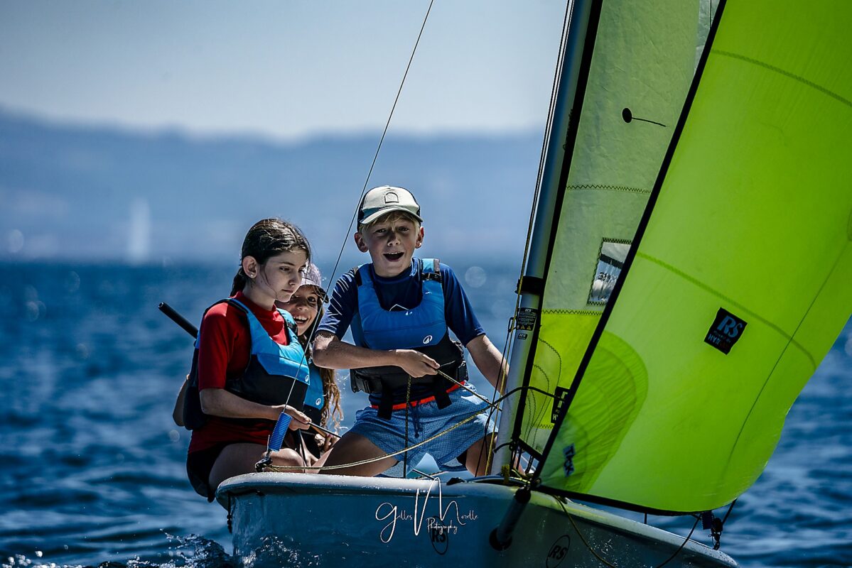 Élèves de l'école de voile du Club Nautique de Crans naviguant sur le lac Léman en Terre-Sainte