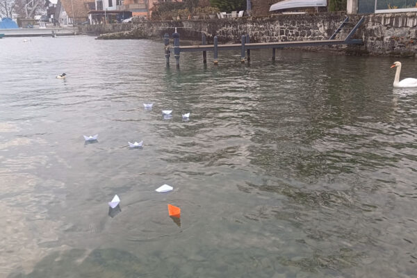 Enfants fabriquant des bateaux en origami au Club Nautique de Crans