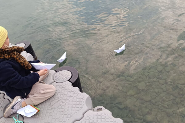 Enfants fabriquant des bateaux en origami au Club Nautique de Crans
