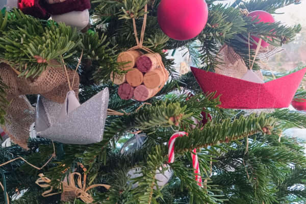 Enfants fabriquant des bateaux en origami au Club Nautique de Crans