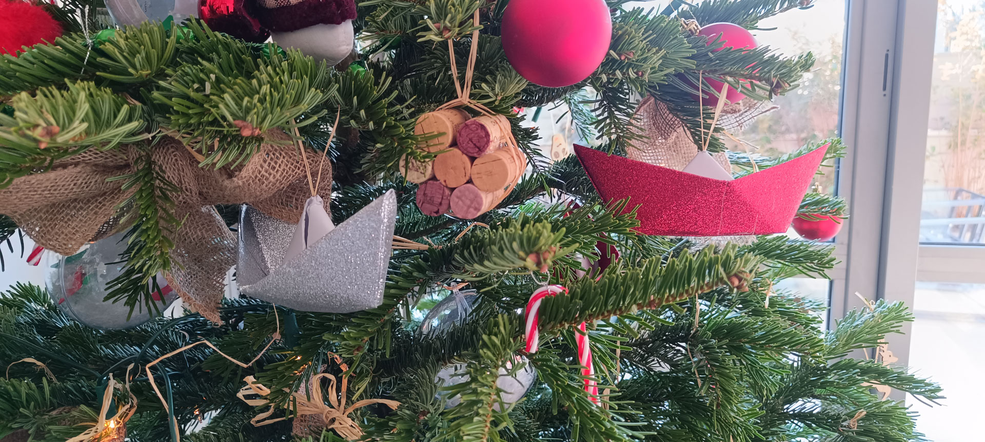 Enfants fabriquant des bateaux en origami au Club Nautique de Crans