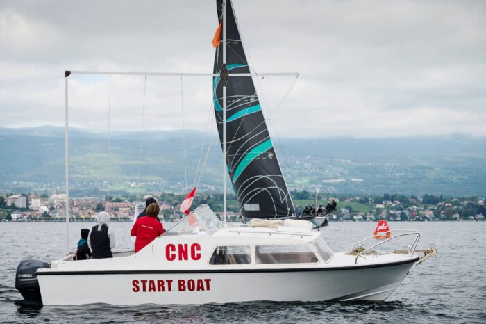 Le bateau comité du Club Nautique de Crans. Un nouveau départ pour vos aventures sur le lac Léman