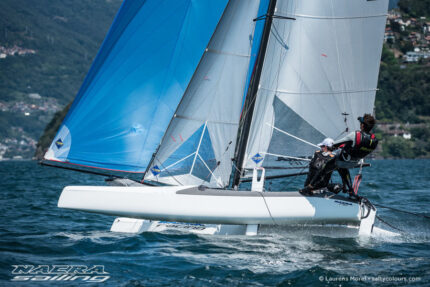 Adulte en navigation sportive sur un dériveur au Club Nautique de Crans