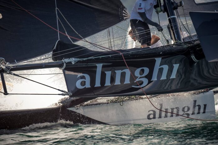 Catamaran D35 Alinghi en pleine course sur le lac Léman pendant le Grand Prix de Crans